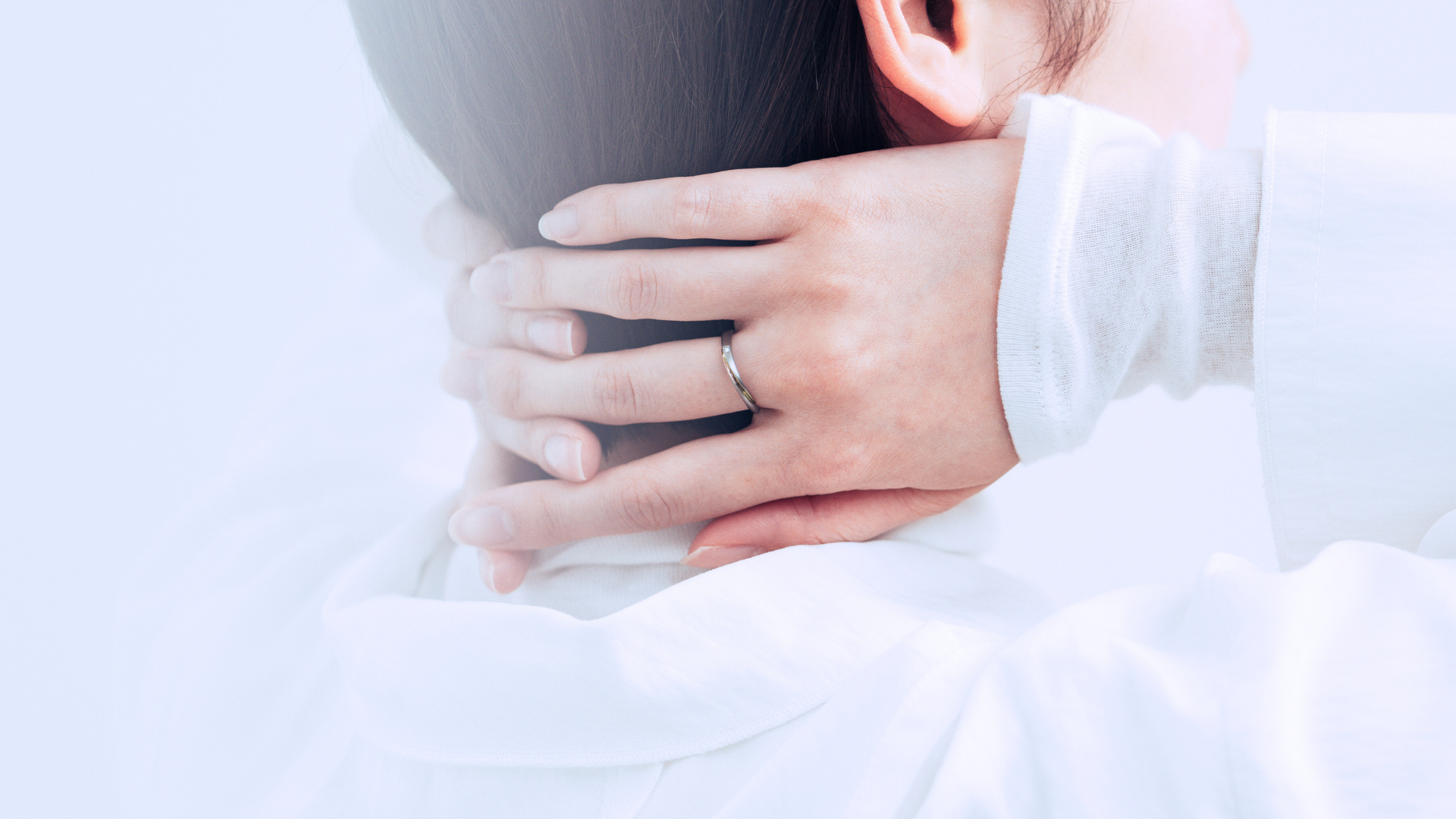 身につけるたびに、スイッチが入るジュエリーを身につけた女性