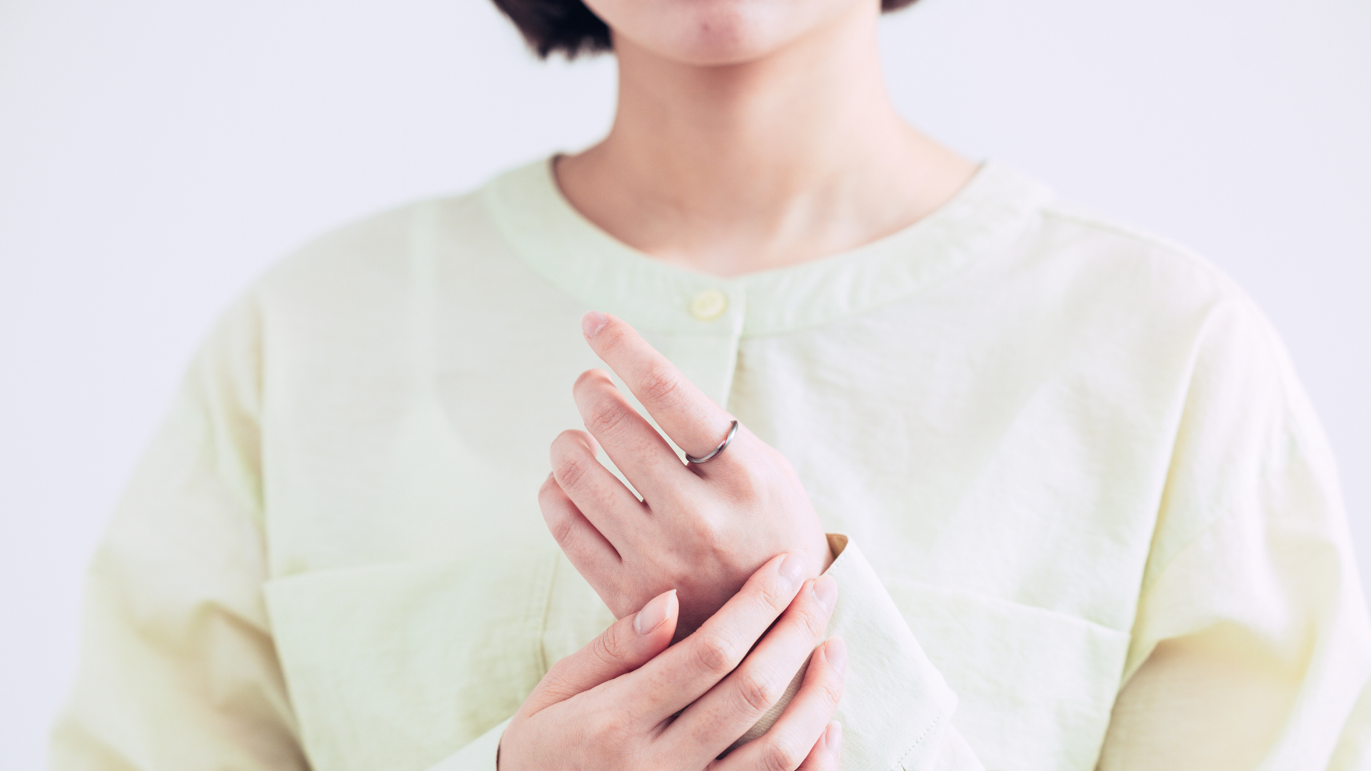 左の人差し指に指輪をしている女性の写真